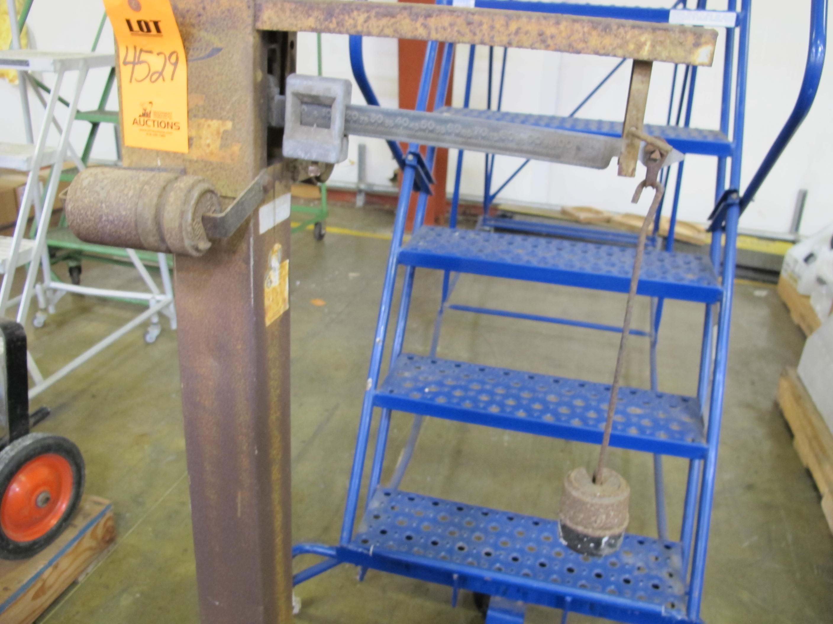 HOWE RICHARDSON SCALE, 28" X 28" SCALE TOP, WITH WEIGHTS, 2000LB CAPACITY. LOADING & HANDLING FEE $15-4529